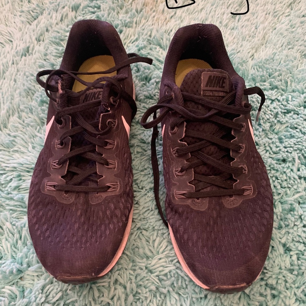 Nike tennis shoe